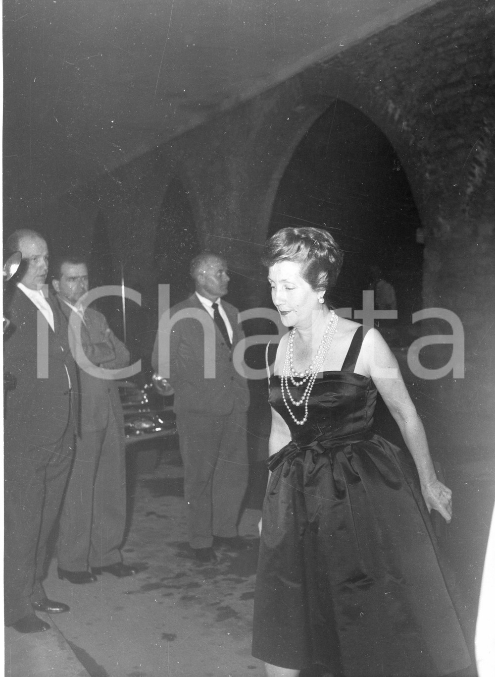 1959 PORTOFINO 18° Compleanno principessa Victoria de BORBON - Invitati FOTO (5) 1959Fotografia vintage rara d'epoca, scattata in occasione del 18&deg; compleanno di Victoria Marone Cinzano de Borb&oacute;n.Timbro archivio Publifoto Genova al verso.FORMATO: 18x24 cm CONDIZIONI: FAIR (lievi difetti di stampa)ICHARTA mette in vendita le stampe vintage della collezione Publifoto Genova, per la maggior parte inedita o in tiratura di pochi esemplari. Si tratta di un'ottima opportunit&agrave; di investimento per i collezionisti di fotografie d'epoca.    originale e autentica 1