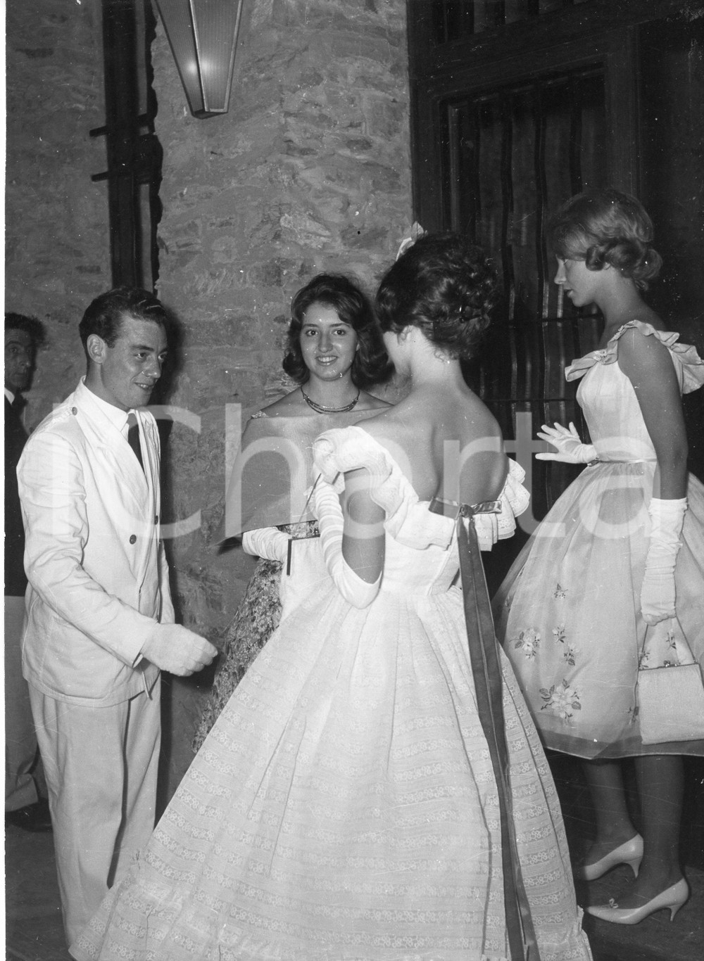 1959 PORTOFINO 18° Compleanno principessa Victoria de BORBON - Invitati FOTO (6) 1959Fotografia vintage rara d'epoca, scattata in occasione del 18&deg; compleanno di Victoria Marone Cinzano de Borb&oacute;n.Timbro archivio Publifoto Genova al verso.FORMATO: 18x24 cm CONDIZIONI: FAIR (increspatura al lato superiore e lievi difetti di stampa)ICHARTA mette in vendita le stampe vintage della collezione Publifoto Genova, per la maggior parte inedita o in tiratura di pochi esemplari. Si tratta di un'ottima opportunit&agrave; di investimento per i collezionisti di fotografie d'epoca.    originale e autentica 1