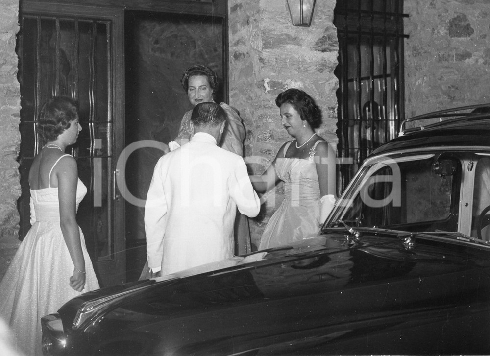 1959 PORTOFINO 18° Compleanno principessa Victoria de BORBON - Invitati FOTO (7) 1959Fotografia vintage rara d'epoca, scattata in occasione del 18&deg; compleanno di Victoria Marone Cinzano de Borb&oacute;n.Timbro archivio Publifoto Genova al verso.FORMATO: 24x18 cm CONDIZIONI: FAIR (increspatura al lato destro e lievi difetti di stampa)ICHARTA mette in vendita le stampe vintage della collezione Publifoto Genova, per la maggior parte inedita o in tiratura di pochi esemplari. Si tratta di un'ottima opportunit&agrave; di investimento per i collezionisti di fotografie d'epoca.    originale e autentica 1
