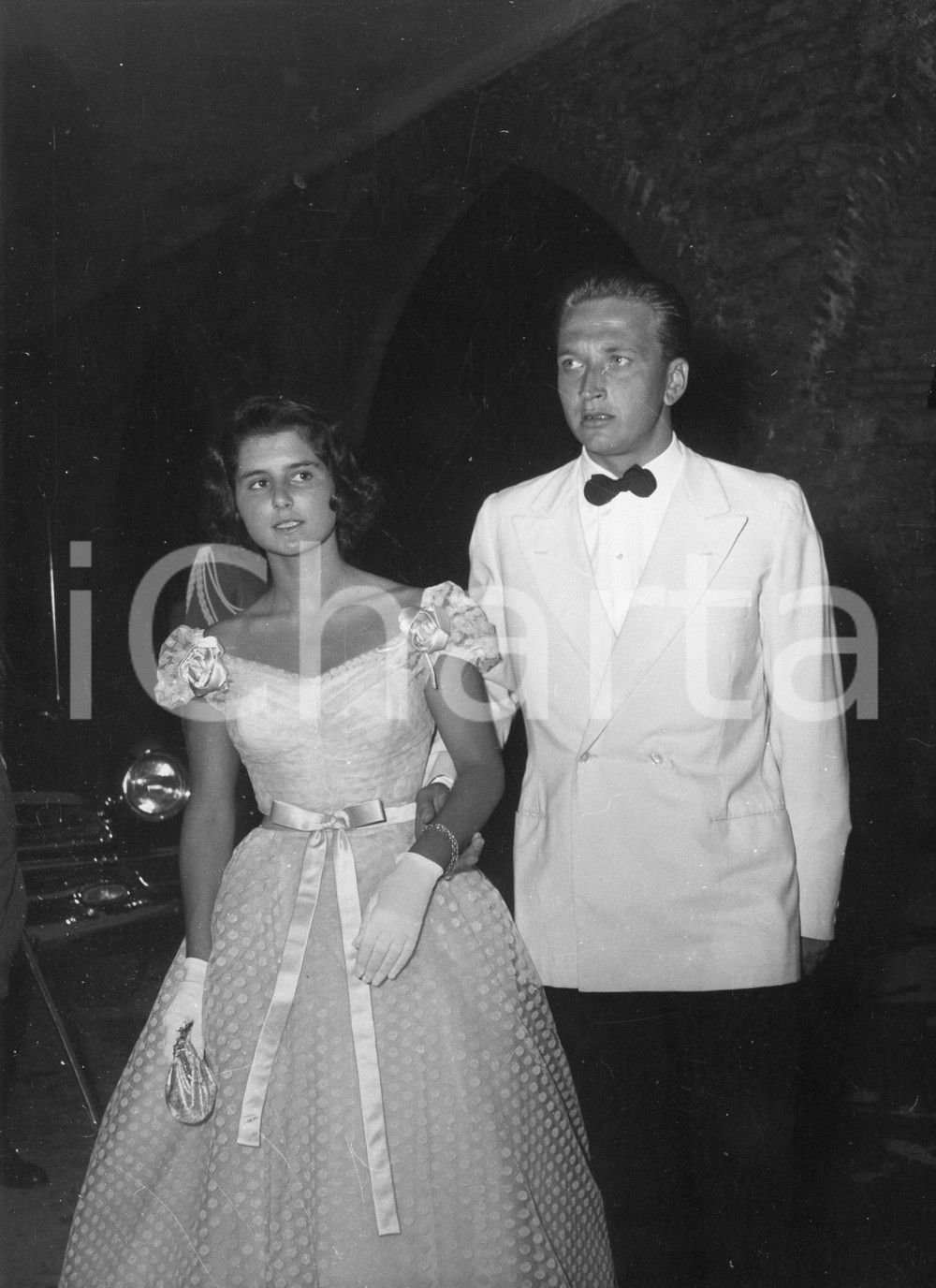 1959 PORTOFINO 18° Compleanno principessa Victoria de BORBON - Invitati FOTO (8) 1959Fotografia vintage rara d'epoca, scattata in occasione del 18&deg; compleanno di Victoria Marone Cinzano de Borb&oacute;n.Timbro archivio Publifoto Genova al verso.FORMATO: 18x24 cm CONDIZIONI: G (minimi difetti di stampa)ICHARTA mette in vendita le stampe vintage della collezione Publifoto Genova, per la maggior parte inedita o in tiratura di pochi esemplari. Si tratta di un'ottima opportunit&agrave; di investimento per i collezionisti di fotografie d'epoca.    originale e autentica 1