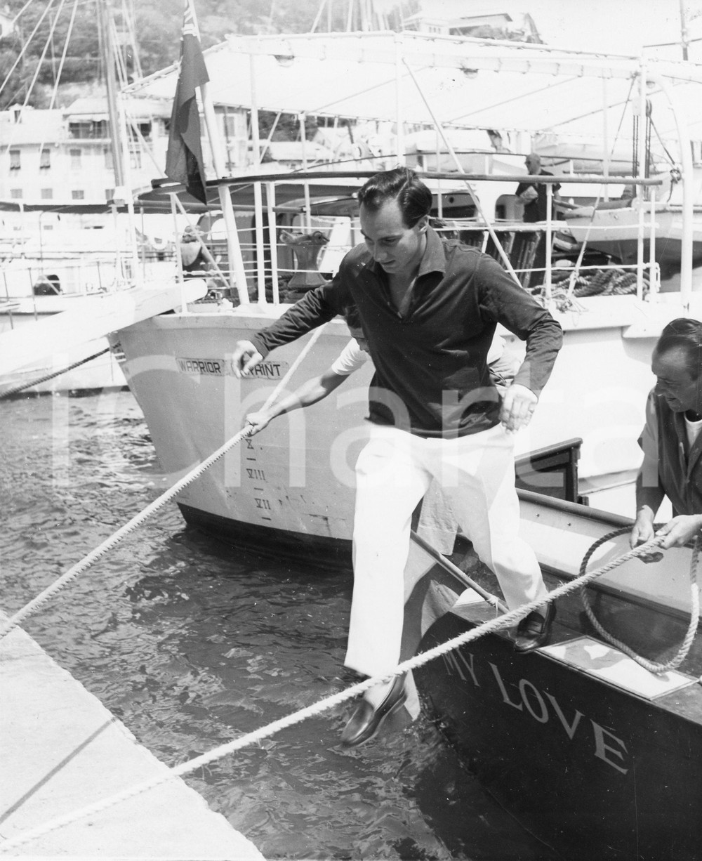 1959 PORTOFINO Principe Karim AGA KHAN IV scende dalla barca "My Love" - Foto 1959Fotografia vintage rara d'epoca.Timbro archivio Publifoto Genova al verso.FORMATO: 18x21 cm CONDIZIONI: FAIR (lievi ondulature e minimi difetti di stampa)ICHARTA mette in vendita le stampe vintage della collezione Publifoto Genova, per la maggior parte inedita o in tiratura di pochi esemplari. Si tratta di un'ottima opportunit&agrave; di investimento per i collezionisti di fotografie d'epoca.    originale e autentica 1