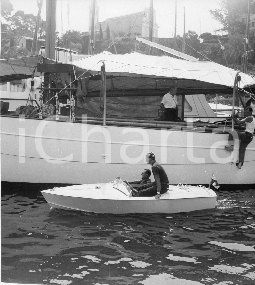 1959 PORTOFINO Principe Juan Carlos di Borbone in vacanza - Foto vintage 18x19 1959Fotografia vintage rara d'epoca.Timbro archivio Publifoto Genova al verso.FORMATO: 18x19 cm CONDIZIONI: FAIR (increspatura al margine superiore)ICHARTA mette in vendita le stampe vintage della collezione Publifoto Genova, per la maggior parte inedita o in tiratura di pochi esemplari. Si tratta di un'ottima opportunit&agrave; di investimento per i collezionisti di fotografie d'epoca.    originale e autentica 1