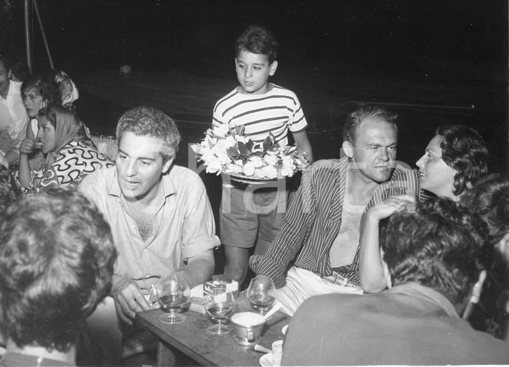 1959 PORTOFINO Sydney CHAPLIN e James JONES in vacanza (1) Foto vintage 24x18 cm 1959Fotografia vintage rara d'epoca.Timbro archivio Publifoto Genova al verso.FORMATO: 24x18 cm CONDIZIONI: G (lievi difetti di stampa)ICHARTA mette in vendita le stampe vintage della collezione Publifoto Genova, per la maggior parte inedita o in tiratura di pochi esemplari. Si tratta di un'ottima opportunit&agrave; di investimento per i collezionisti di fotografie d'epoca.    originale e autentica 1