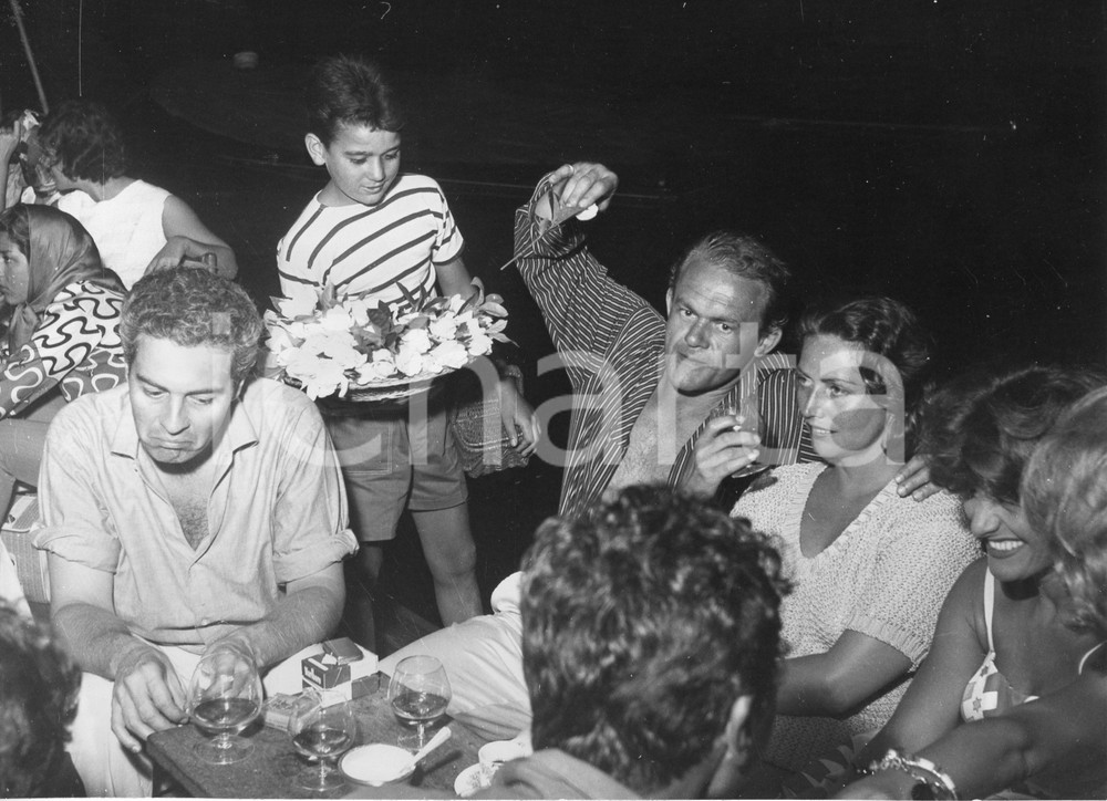 1959 PORTOFINO Sydney CHAPLIN e James JONES al ristorante (2) Foto vintage 24x18 1959Fotografia vintage rara d'epoca.Timbro archivio Publifoto Genova al verso.FORMATO: 24x18 cm CONDIZIONI: G (lievi difetti di stampa)ICHARTA mette in vendita le stampe vintage della collezione Publifoto Genova, per la maggior parte inedita o in tiratura di pochi esemplari. Si tratta di un'ottima opportunit&agrave; di investimento per i collezionisti di fotografie d'epoca.    originale e autentica 1