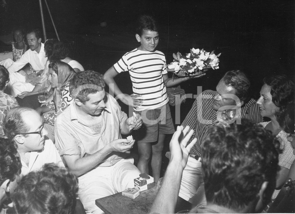 1959 PORTOFINO Sydney CHAPLIN e James JONES al ristorante (4) Foto vintage 24x18 1959Fotografia vintage rara d'epoca.Timbro archivio Publifoto Genova al verso.FORMATO: 24x18 cm CONDIZIONI: G (lievi difetti di stampa)ICHARTA mette in vendita le stampe vintage della collezione Publifoto Genova, per la maggior parte inedita o in tiratura di pochi esemplari. Si tratta di un'ottima opportunit&agrave; di investimento per i collezionisti di fotografie d'epoca.    originale e autentica 1