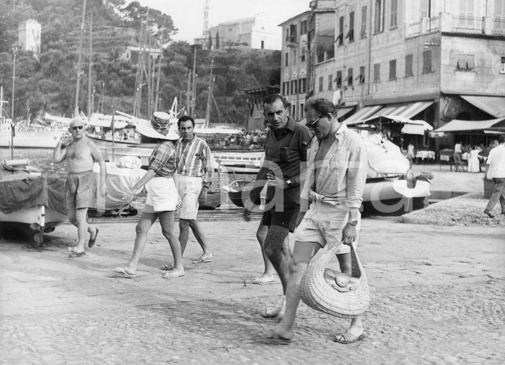 1959 PORTOFINO Scrittore James JONES in vacanza (1) Foto vintage 24x18 cm 1959Fotografia vintage rara d'epoca.Timbro archivio Publifoto Genova al verso.FORMATO: 24x18 cm CONDIZIONI: G (lievi difetti di stampa)ICHARTA mette in vendita le stampe vintage della collezione Publifoto Genova, per la maggior parte inedita o in tiratura di pochi esemplari. Si tratta di un'ottima opportunit&agrave; di investimento per i collezionisti di fotografie d'epoca.    originale e autentica 1