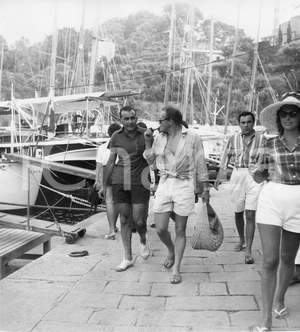 1959 PORTOFINO Scrittore James JONES in vacanza (2) Foto vintage 18x19 cm 1959Fotografia vintage rara d'epoca.Timbro archivio Publifoto Genova al verso.FORMATO: 18x19 cm CONDIZIONI: FAIR (increspature al lato superiore; difetti di stampa)ICHARTA mette in vendita le stampe vintage della collezione Publifoto Genova, per la maggior parte inedita o in tiratura di pochi esemplari. Si tratta di un'ottima opportunit&agrave; di investimento per i collezionisti di fotografie d'epoca.    originale e autentica 1