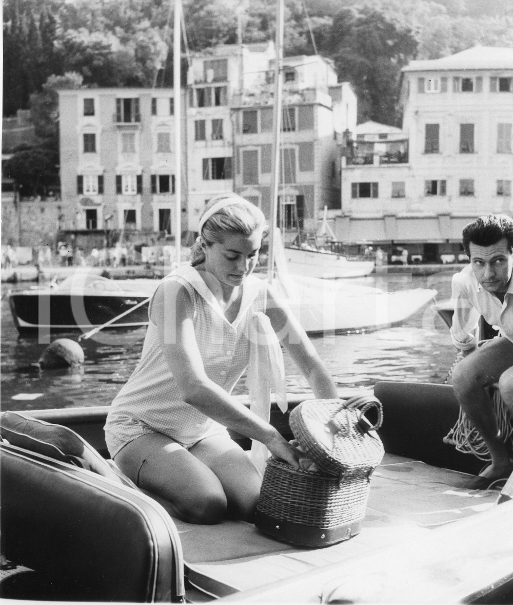 1959 PORTOFINO Attrice Esther WILLIAMS in vacanza (2) Foto vintage 18x20 cm 1959Fotografia vintage rara d'epoca.Timbro archivio Publifoto Genova al verso.FORMATO: 18x20 cm CONDIZIONI: FAIR (increspature al lato superiore; lievi difetti di stampa)ICHARTA mette in vendita le stampe vintage della collezione Publifoto Genova, per la maggior parte inedita o in tiratura di pochi esemplari. Si tratta di un'ottima opportunit&agrave; di investimento per i collezionisti di fotografie d'epoca.    originale e autentica 1