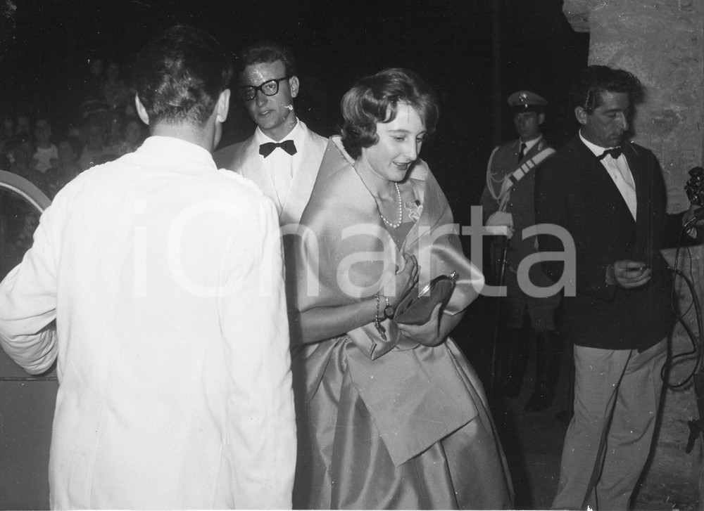 1959 PORTOFINO 18° Compleanno principessa Victoria de BORBON *Invitati FOTO (10) 1959Fotografia vintage rara d'epoca, scattata in occasione del 18&deg; compleanno di Victoria Marone Cinzano de Borb&oacute;n.Timbro archivio Publifoto Genova al verso.FORMATO: 24x18 cm CONDIZIONI: POOR (difetti di stampa)ICHARTA mette in vendita le stampe vintage della collezione Publifoto Genova, per la maggior parte inedita o in tiratura di pochi esemplari. Si tratta di un'ottima opportunit&agrave; di investimento per i collezionisti di fotografie d'epoca.    originale e autentica 1