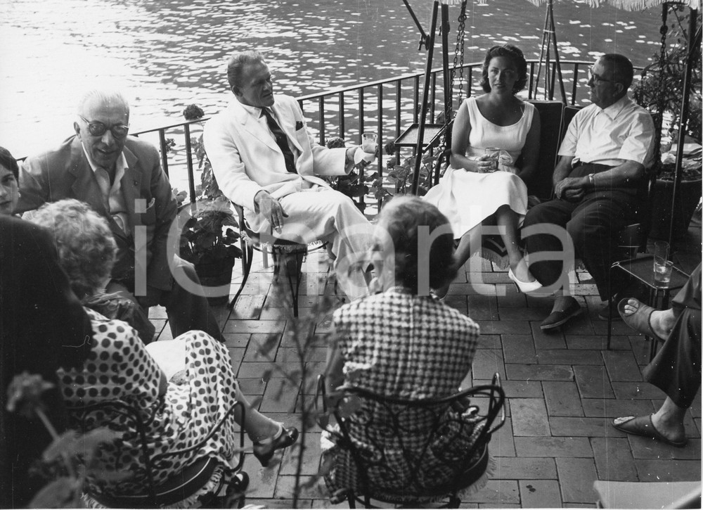 1959 PORTOFINO Arnoldo MONDADORI James JONES Salvator GOTTA in terrazza - Foto 1959Fotografia vintage rara d'epoca.Timbro archivio Publifoto Genova al verso.FORMATO: 24x18 cm CONDIZIONI: FAIR (evidenti difetti di stampa)ICHARTA mette in vendita le stampe vintage della collezione Publifoto Genova, per la maggior parte inedita o in tiratura di pochi esemplari. Si tratta di un'ottima opportunit&agrave; di investimento per i collezionisti di fotografie d'epoca.    originale e autentica 1