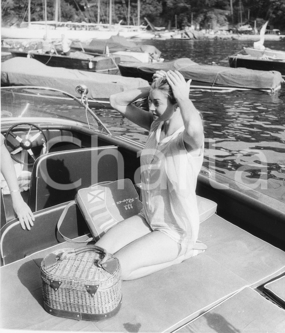 1959 PORTOFINO Attrice Esther WILLIAMS in vacanza (3) Foto vintage 18x20 cm 1959Fotografia vintage rara d'epoca.Timbro archivio Publifoto Genova al verso.FORMATO: 18x20 cm CONDIZIONI: FAIR (increspature al lato superiore; lievi difetti di stampa)ICHARTA mette in vendita le stampe vintage della collezione Publifoto Genova, per la maggior parte inedita o in tiratura di pochi esemplari. Si tratta di un'ottima opportunit&agrave; di investimento per i collezionisti di fotografie d'epoca.    originale e autentica 1