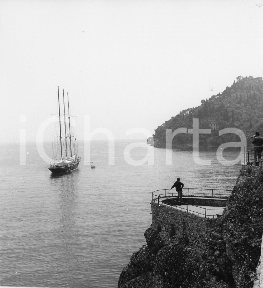 1962 PORTOFINO Yacht di Juan Carlos di Borbone in navigazione - Foto 18x19 cm 1962Fotografia vintage rara d'epoca.Timbro archivio Publifoto Genova al verso.FORMATO: 18x19 cm CONDIZIONI: FAIR (difetti di stampa)ICHARTA mette in vendita le stampe vintage della collezione Publifoto Genova, per la maggior parte inedita o in tiratura di pochi esemplari. Si tratta di un'ottima opportunit&agrave; di investimento per i collezionisti di fotografie d'epoca.    originale e autentica 1