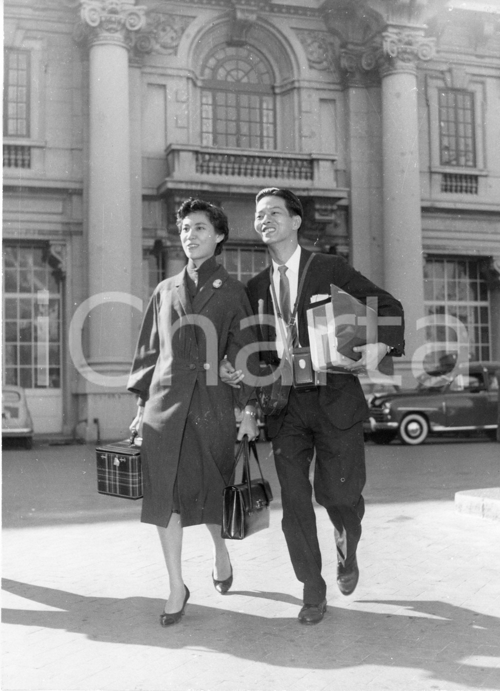 1959 GENOVA Arrivo attrice Jeannette LIN TSUI - Chun KIM - Foto 18x24 cm 1959Fotografia vintage rara d'epoca.Timbro archivio Publifoto Genova al verso.FORMATO: 18x24 cm CONDIZIONI: FAIR (lievi increspature al lato superiore)ICHARTA mette in vendita le stampe vintage della collezione Publifoto Genova, per la maggior parte inedita o in tiratura di pochi esemplari. Si tratta di un'ottima opportunit&agrave; di investimento per i collezionisti di fotografie d'epoca.    originale e autentica 1