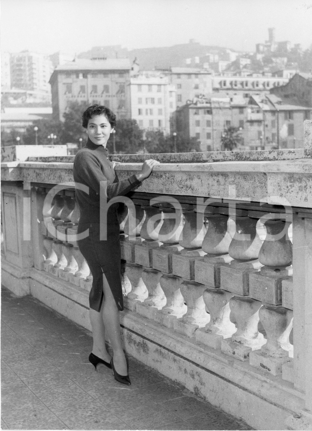 1959 GENOVA Attrice Jeannette LIN TSUI al porto - Foto vintage 18x24 cm 1959Fotografia vintage rara d'epoca.Timbro archivio Publifoto Genova al verso.FORMATO: 18x24 cm CONDIZIONI: GICHARTA mette in vendita le stampe vintage della collezione Publifoto Genova, per la maggior parte inedita o in tiratura di pochi esemplari. Si tratta di un'ottima opportunit&agrave; di investimento per i collezionisti di fotografie d'epoca.    originale e autentica 1