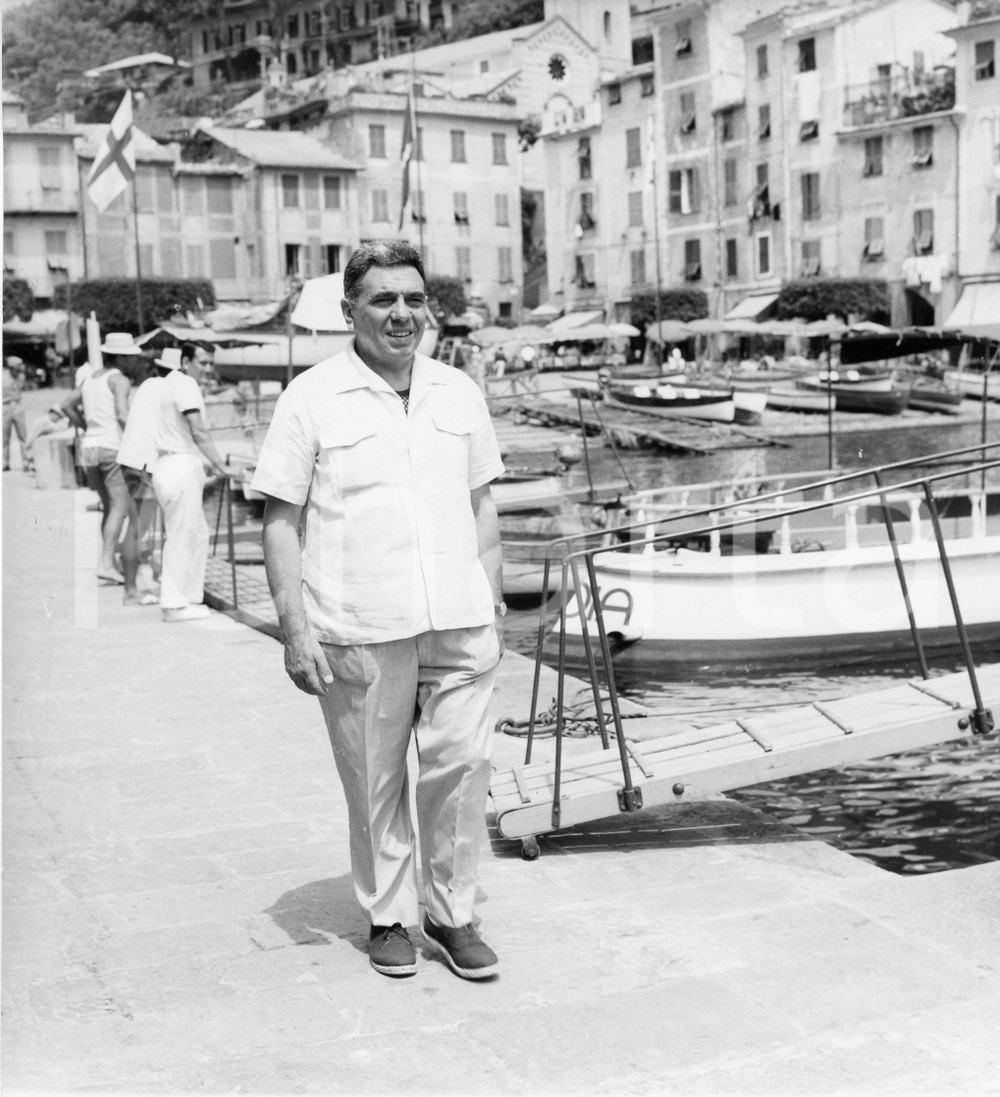 1962 PORTOFINO Compositore Giovanni D'ANZI in vacanza (2) Foto 18x20 cm 1962Fotografia vintage rara d'epoca.Timbro archivio Publifoto Genova al verso.FORMATO: 18x20 cm CONDIZIONI: GICHARTA mette in vendita le stampe vintage della collezione Publifoto Genova, per la maggior parte inedita o in tiratura di pochi esemplari. Si tratta di un'ottima opportunit&agrave; di investimento per i collezionisti di fotografie d'epoca.    originale e autentica 1