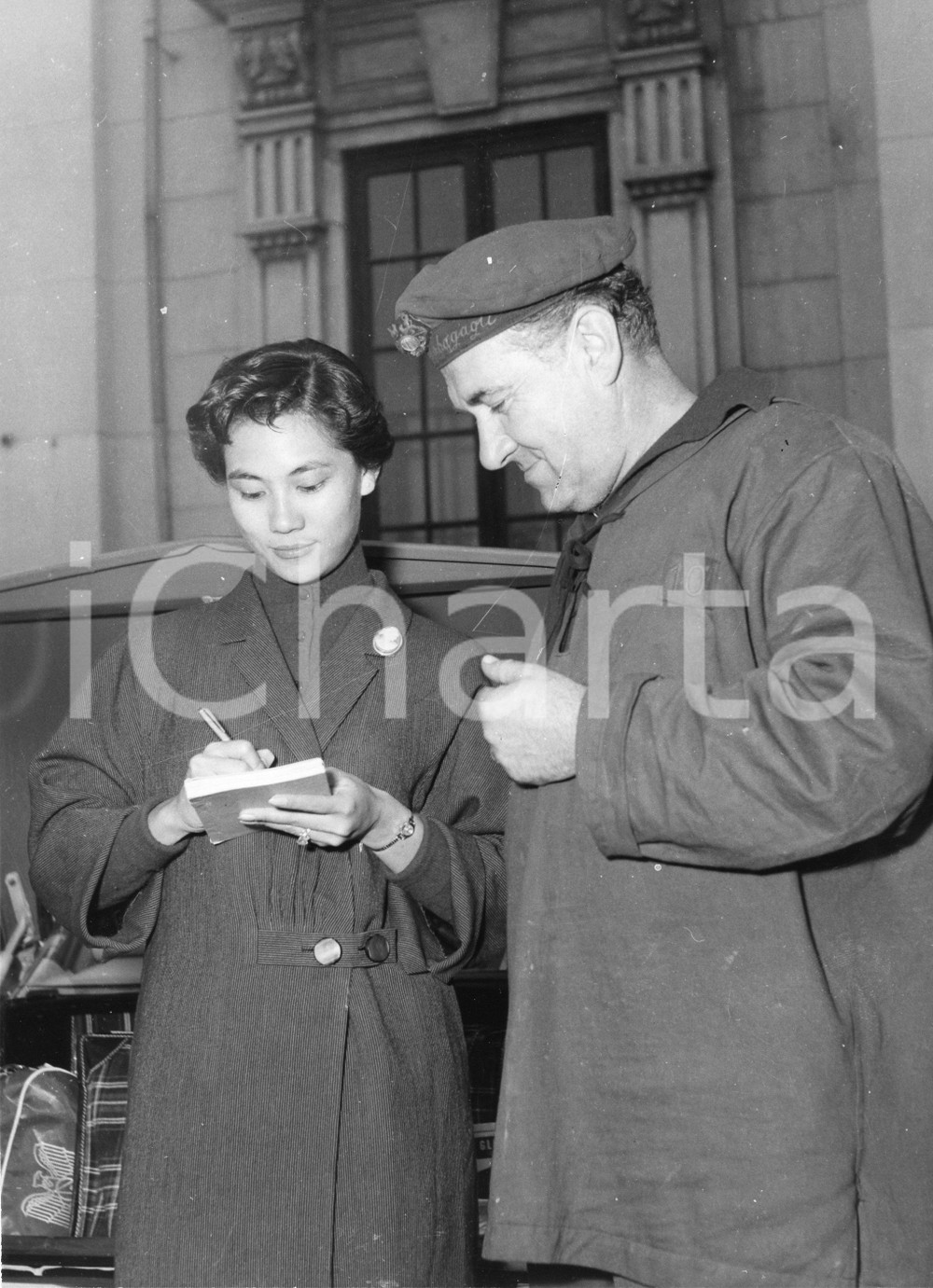 1959 GENOVA Attrice Jeannette LIN TSUI firma autografi - Foto vintage 18x24 cm 1959Fotografia vintage rara d'epoca.Timbro archivio Publifoto Genova al verso.FORMATO: 18x24 cm CONDIZIONI: FAIR (lievi increspature e difetti di stampa)ICHARTA mette in vendita le stampe vintage della collezione Publifoto Genova, per la maggior parte inedita o in tiratura di pochi esemplari. Si tratta di un'ottima opportunit&agrave; di investimento per i collezionisti di fotografie d'epoca.    originale e autentica 1