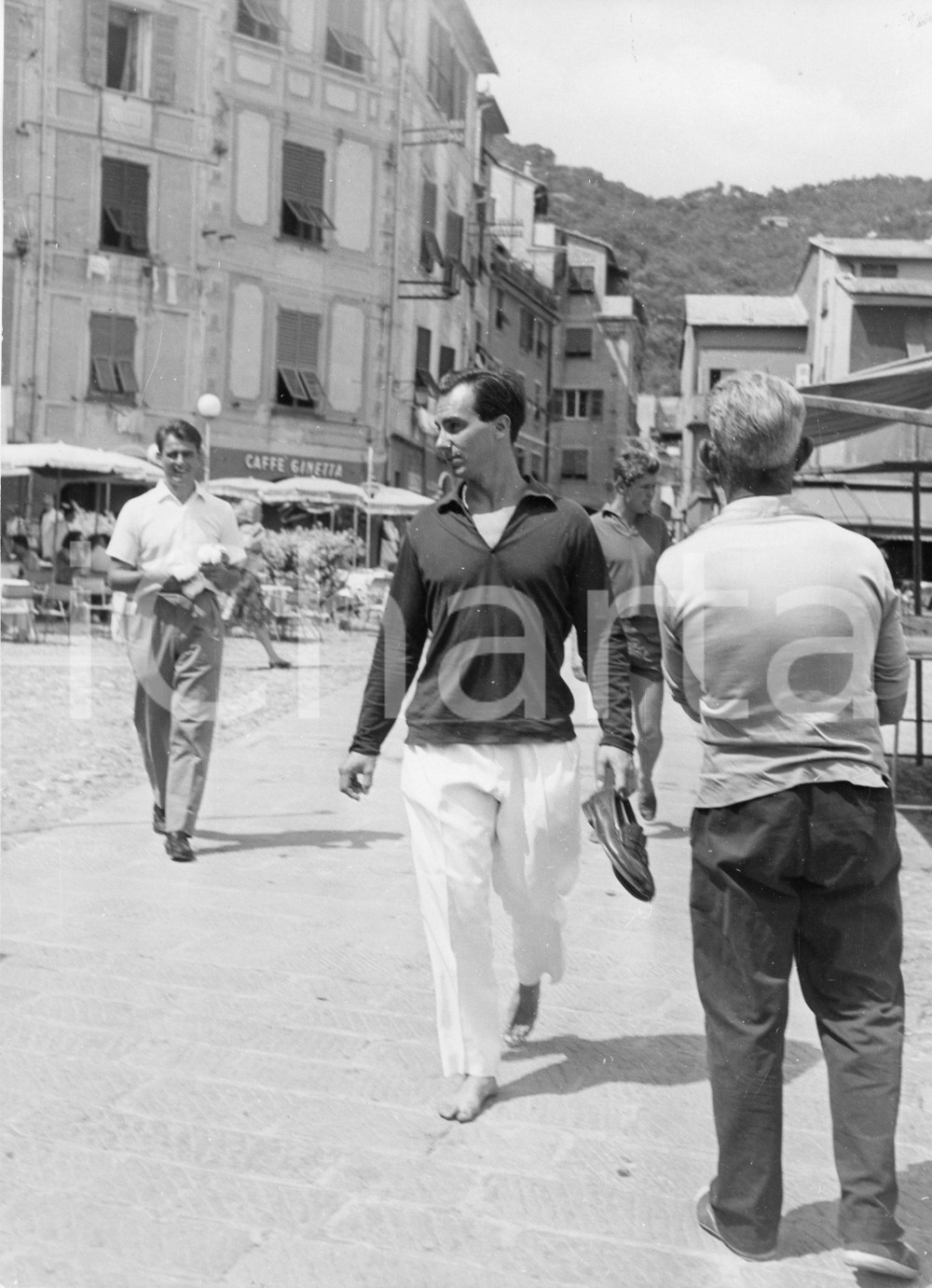 1959 PORTOFINO Principe Karim AGA KHAN IV a passeggio scalzo (2) Foto 18x24 cm 1959Fotografia vintage rara d'epoca.Timbro archivio Publifoto Genova al verso.FORMATO: 18x24 cm CONDIZIONI: FAIR (lievi increspature; minimi difetti di stampa)ICHARTA mette in vendita le stampe vintage della collezione Publifoto Genova, per la maggior parte inedita o in tiratura di pochi esemplari. Si tratta di un'ottima opportunit&agrave; di investimento per i collezionisti di fotografie d'epoca.    originale e autentica 1