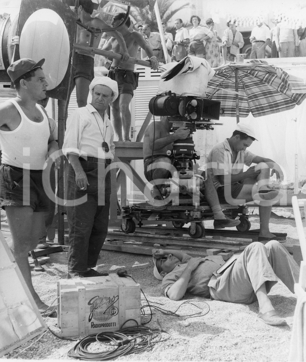 1953 SPOTORNO Maestranze sul set del film "La spiaggia" di Lattuada - Foto 1953Fotografia vintage rara d'epoca.Timbro archivio Publifoto Genova al verso.FORMATO: 18x20 cm CONDIZIONI: FAIR (increspature al lato superiore e lievi difetti di stampa)ICHARTA mette in vendita le stampe vintage della collezione Publifoto Genova, per la maggior parte inedita o in tiratura di pochi esemplari. Si tratta di un'ottima opportunit&agrave; di investimento per i collezionisti di fotografie d'epoca.    originale e autentica 1