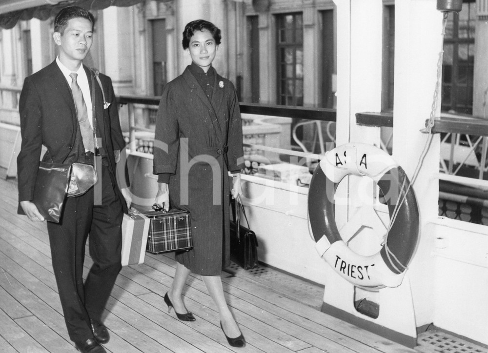 1959 GENOVA Attrice Jeannette LIN TSUI - Chun KIM sul ponte di una nave - Foto 1959Fotografia vintage rara d'epoca.Timbro archivio Publifoto Genova al verso.FORMATO: 24x18 cm CONDIZIONI: G (lievi increspature al lato inferiore)ICHARTA mette in vendita le stampe vintage della collezione Publifoto Genova, per la maggior parte inedita o in tiratura di pochi esemplari. Si tratta di un'ottima opportunit&agrave; di investimento per i collezionisti di fotografie d'epoca.    originale e autentica 1