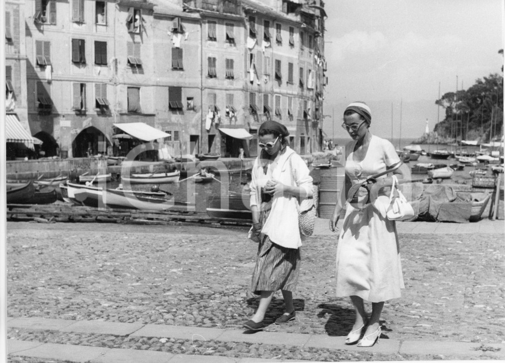 1954 PORTOFINO Vivien LEIGH e Lilli PALMER a passeggio - Foto vintage 24x18 cm 1954Fotografia vintage rara d'epoca.Timbro archivio Publifoto Genova al verso.FORMATO: 24x18 cm CONDIZIONI: GICHARTA mette in vendita le stampe vintage della collezione Publifoto Genova, per la maggior parte inedita o in tiratura di pochi esemplari. Si tratta di un'ottima opportunit&agrave; di investimento per i collezionisti di fotografie d'epoca.    originale e autentica 1