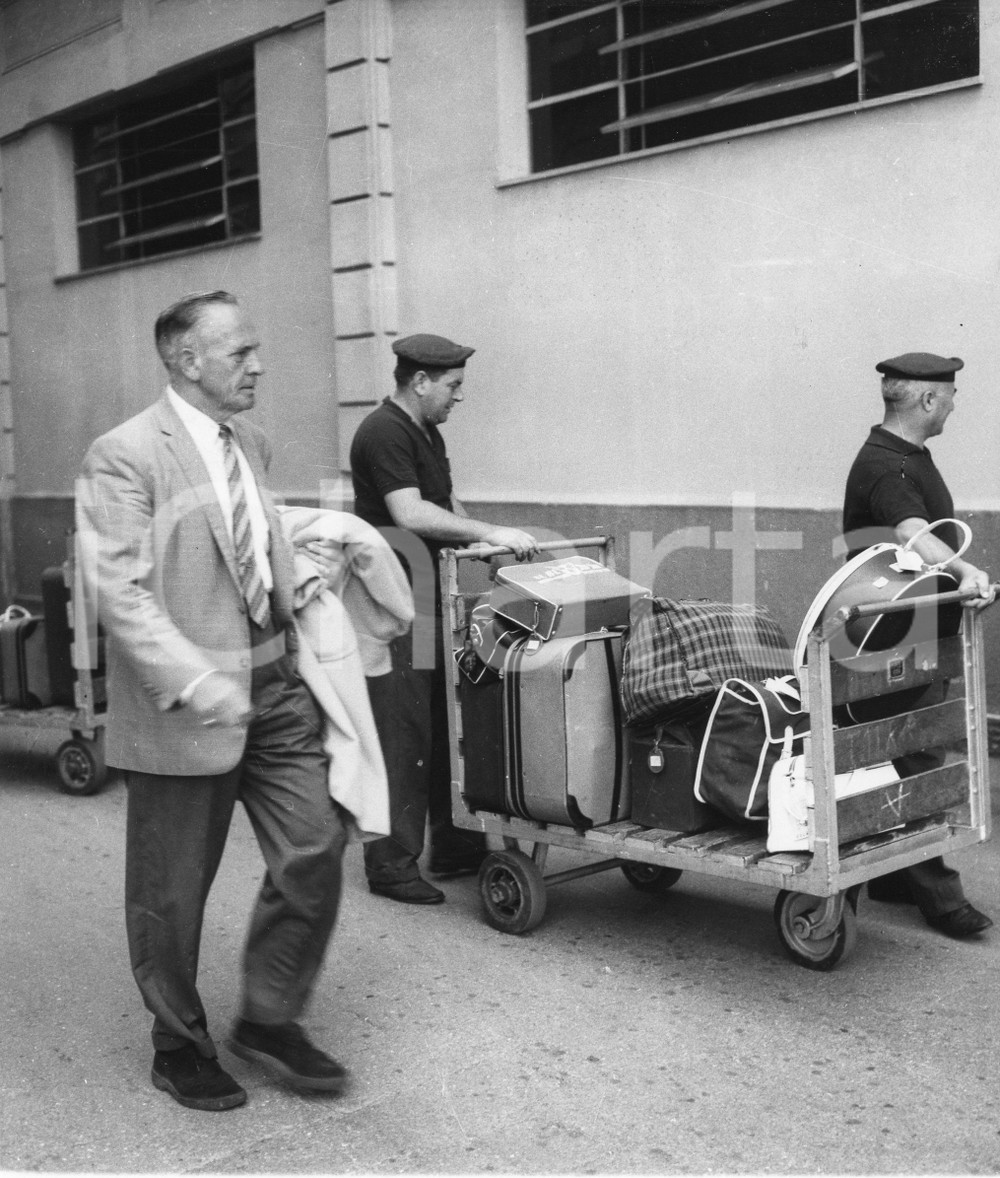1960 GENOVA Arrivo dell'attore Fredric MARCH (2) Foto vintage 18x21 cm 1960Fotografia vintage rara d'epoca.Timbro archivio Publifoto Genova al verso.FORMATO: 18x21 cm CONDIZIONI: FAIR (difetti di stampa)ICHARTA mette in vendita le stampe vintage della collezione Publifoto Genova, per la maggior parte inedita o in tiratura di pochi esemplari. Si tratta di un'ottima opportunit&agrave; di investimento per i collezionisti di fotografie d'epoca.    originale e autentica 1