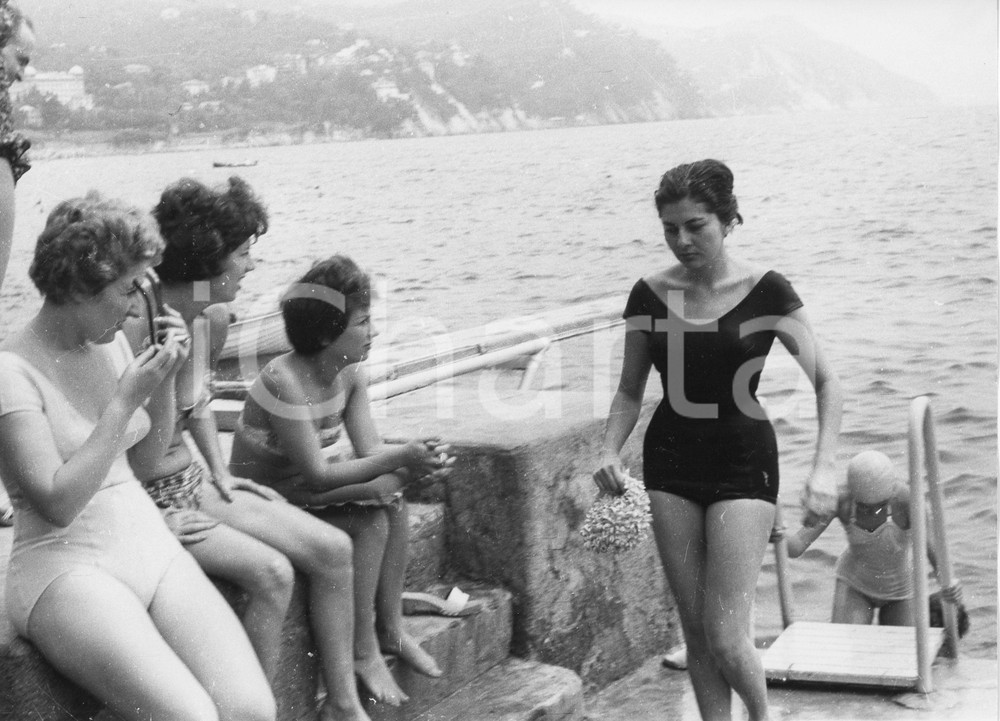 1960 RAPALLO Principessa SORAYA dell'Iran dopo il bagno in mare - Foto 24x18 cm 1960Fotografia vintage rara d'epoca.Timbro archivio Publifoto Genova al verso.FORMATO: 24x18 cm CONDIZIONI: POOR (evidenti difetti di stampa)ICHARTA mette in vendita le stampe vintage della collezione Publifoto Genova, per la maggior parte inedita o in tiratura di pochi esemplari. Si tratta di un'ottima opportunit&agrave; di investimento per i collezionisti di fotografie d'epoca.    originale e autentica 1