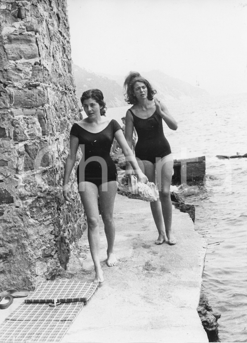 1960 RAPALLO Principessa SORAYA dell'Iran al mare - Foto vintage 18x24 cm 1960Fotografia vintage rara d'epoca.Timbro archivio Publifoto Genova al verso.FORMATO: 18x24 cm CONDIZIONI: FAIR (lievi increspature e difetti di stampa)ICHARTA mette in vendita le stampe vintage della collezione Publifoto Genova, per la maggior parte inedita o in tiratura di pochi esemplari. Si tratta di un'ottima opportunit&agrave; di investimento per i collezionisti di fotografie d'epoca.    originale e autentica 1