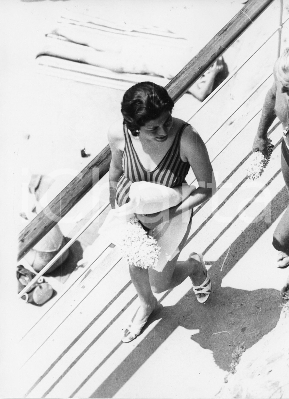 1960 SANTA MARGHERITA LIGURE Principessa SORAYA dell'Iran al mare - Foto 18x24 1960Fotografia vintage rara d'epoca.Timbro archivio Publifoto Genova al verso.FORMATO: 18x24 cm CONDIZIONI: FAIR (lievi increspature e difetti di stampa)ICHARTA mette in vendita le stampe vintage della collezione Publifoto Genova, per la maggior parte inedita o in tiratura di pochi esemplari. Si tratta di un'ottima opportunit&agrave; di investimento per i collezionisti di fotografie d'epoca.    originale e autentica 1