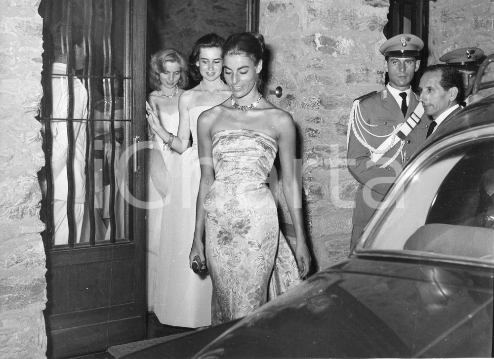 1959 PORTOFINO 18° Compleanno principessa Victoria de BORBON *Invitati FOTO (11) 1959Fotografia vintage rara d'epoca, scattata in occasione del 18&deg; compleanno di Victoria Marone Cinzano de Borb&oacute;n.Timbro archivio Publifoto Genova al verso.FORMATO: 24x18 cm CONDIZIONI: FAIR (increspatura al lato destro e difetti di stampa)ICHARTA mette in vendita le stampe vintage della collezione Publifoto Genova, per la maggior parte inedita o in tiratura di pochi esemplari. Si tratta di un'ottima opportunit&agrave; di investimento per i collezionisti di fotografie d'epoca.    originale e autentica 1