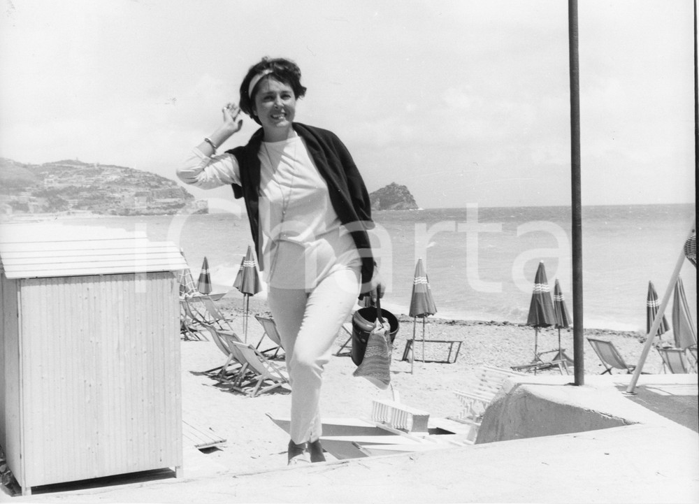 1961 SPOTORNO Attrice Lea PADOVANI in spiaggia (1) Foto vintage 24x18 cm 1961Fotografia vintage rara d'epoca.Timbro archivio Publifoto Genova al verso.FORMATO: 24x18 cm CONDIZIONI: GICHARTA mette in vendita le stampe vintage della collezione Publifoto Genova, per la maggior parte inedita o in tiratura di pochi esemplari. Si tratta di un'ottima opportunit&agrave; di investimento per i collezionisti di fotografie d'epoca.    originale e autentica 1