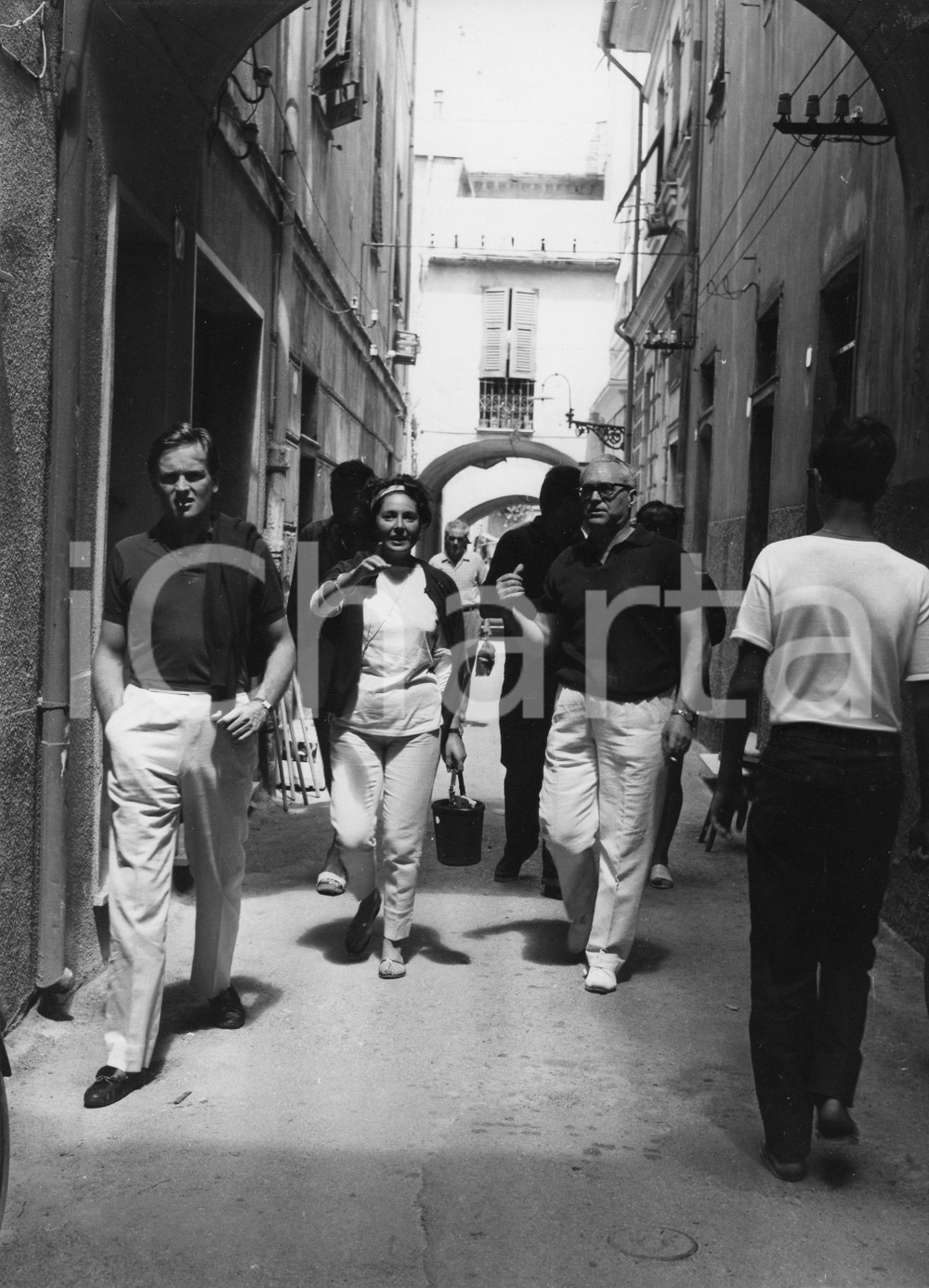 1961 SPOTORNO Attrice Lea PADOVANI in paese - Foto vintage 18x24 cm 1961Fotografia vintage rara d'epoca.Timbro archivio Publifoto Genova al verso.FORMATO: 18x24 cm CONDIZIONI: GICHARTA mette in vendita le stampe vintage della collezione Publifoto Genova, per la maggior parte inedita o in tiratura di pochi esemplari. Si tratta di un'ottima opportunit&agrave; di investimento per i collezionisti di fotografie d'epoca.    originale e autentica 1