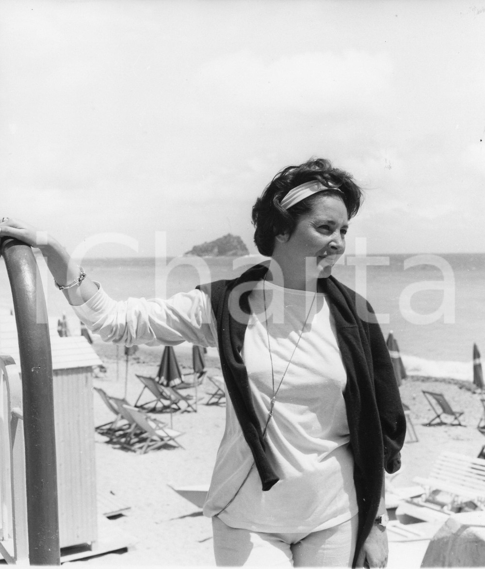 1961 SPOTORNO Attrice Lea PADOVANI in spiaggia (2) Foto vintage 18x20 cm 1961Fotografia vintage rara d'epoca.Timbro archivio Publifoto Genova al verso.FORMATO: 18x20 cm CONDIZIONI: FAIR (lieve increspatura al lato sinistro)ICHARTA mette in vendita le stampe vintage della collezione Publifoto Genova, per la maggior parte inedita o in tiratura di pochi esemplari. Si tratta di un'ottima opportunit&agrave; di investimento per i collezionisti di fotografie d'epoca.    originale e autentica 1