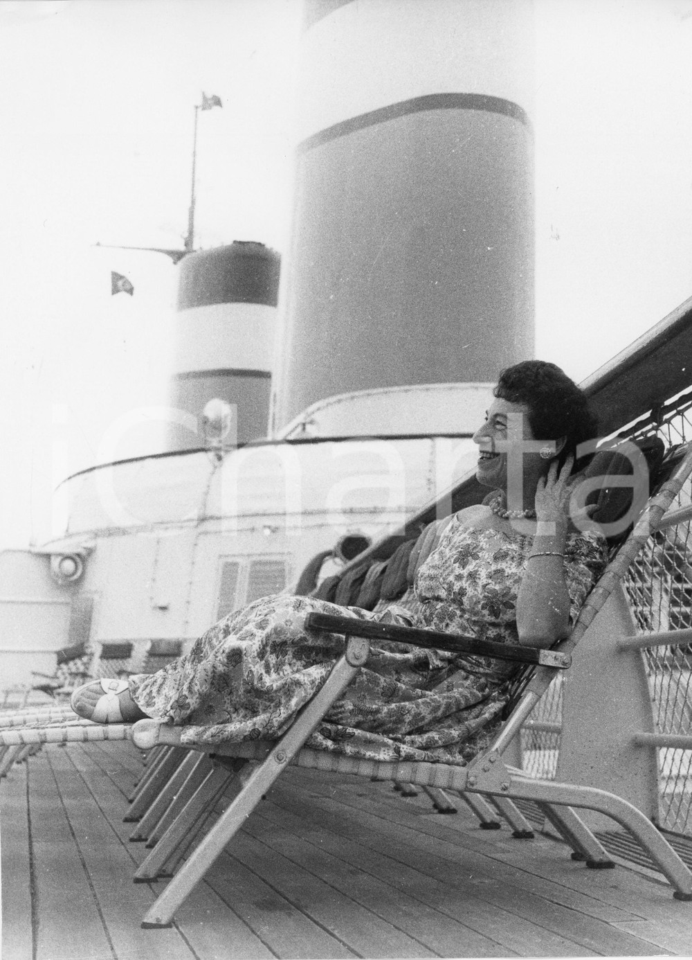 1958 GENOVA Scrittrice Jean STAFFORD sul ponte di una nave (2) Foto 18x24 1958Fotografia vintage rara d'epoca.Timbro archivio Publifoto Genova al verso.FORMATO: 18x24 cm CONDIZIONI: FAIR (lieve piegatura all'angolo superiore e minimi difetti di stampa)ICHARTA mette in vendita le stampe vintage della collezione Publifoto Genova, per la maggior parte inedita o in tiratura di pochi esemplari. Si tratta di un'ottima opportunit&agrave; di investimento per i collezionisti di fotografie d'epoca.    originale e autentica 1