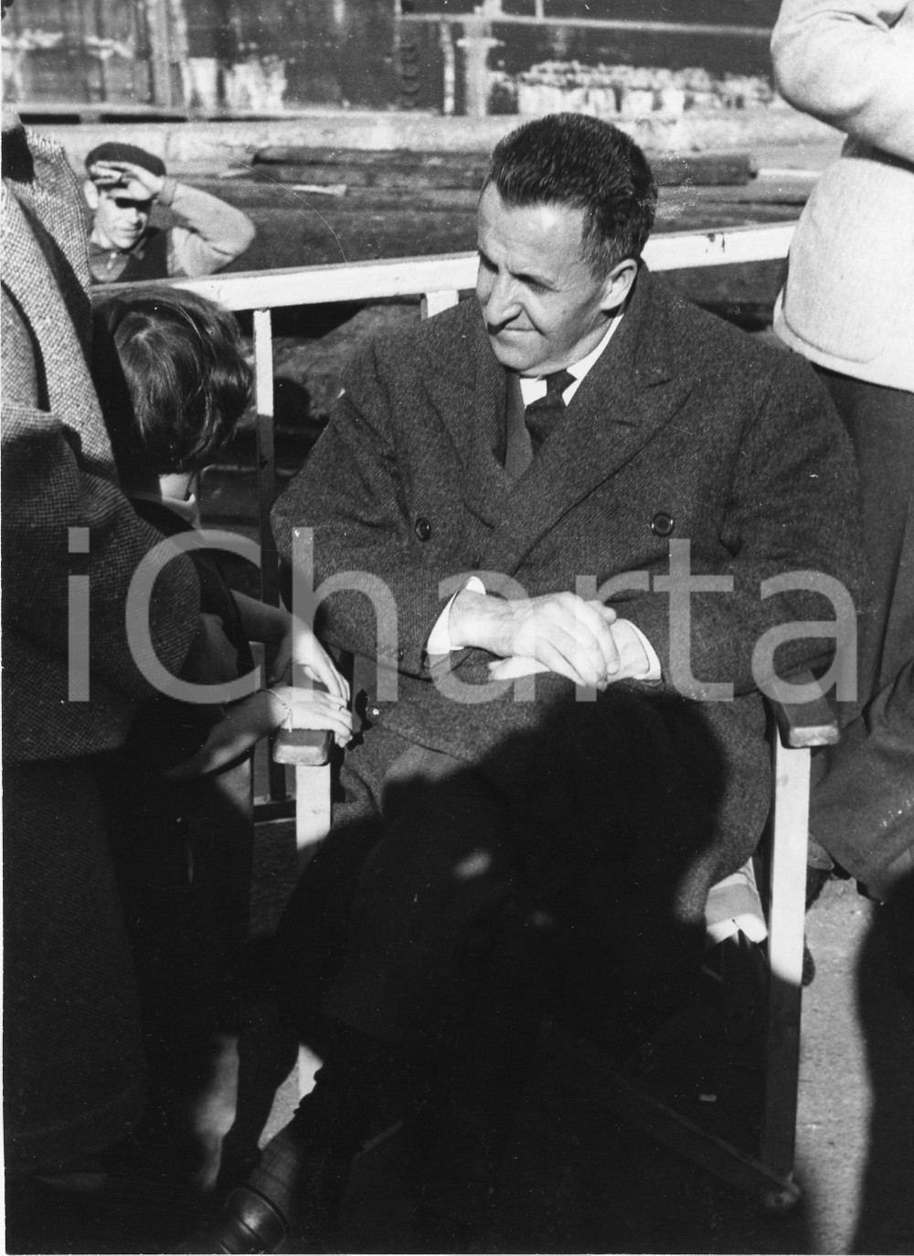 1959 GENOVA Regista Luigi ZAMPA sul set del film "Il Magistrato" - Foto 18x24 cm 1959Fotografia vintage rara d'epoca.Timbro archivio Publifoto Genova al verso.FORMATO: 18x24 cm CONDIZIONI: G (minimi difetti di stampa)ICHARTA mette in vendita le stampe vintage della collezione Publifoto Genova, per la maggior parte inedita o in tiratura di pochi esemplari. Si tratta di un'ottima opportunit&agrave; di investimento per i collezionisti di fotografie d'epoca.    originale e autentica 1