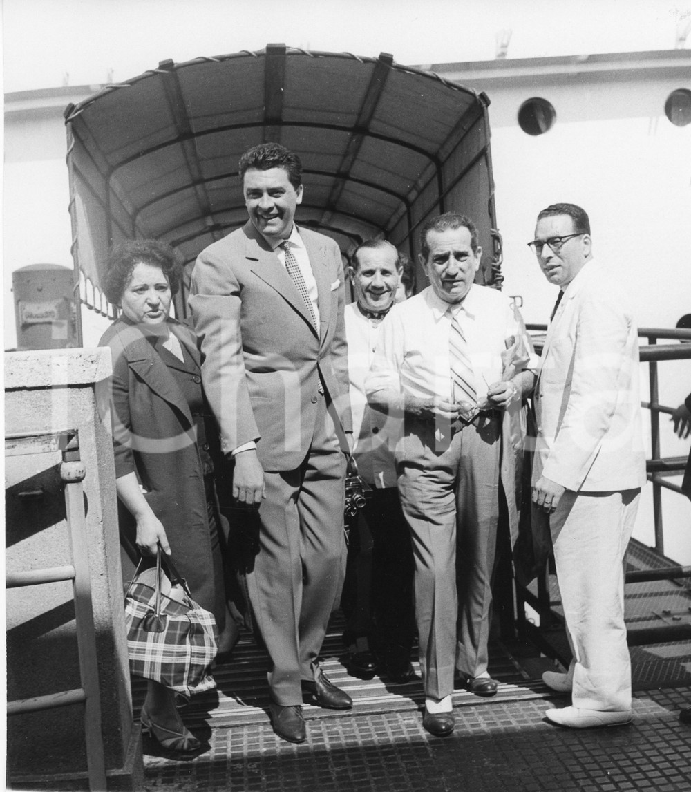 1959 GENOVA Arrivo cantante Achille TOGLIANI - Foto vintage 18x20 cm 1959Fotografia vintage rara d'epoca.Timbro archivio Publifoto Genova al verso.FORMATO: 18x20 cm CONDIZIONI: G ICHARTA mette in vendita le stampe vintage della collezione Publifoto Genova, per la maggior parte inedita o in tiratura di pochi esemplari. Si tratta di un'ottima opportunit&agrave; di investimento per i collezionisti di fotografie d'epoca.    originale e autentica 1