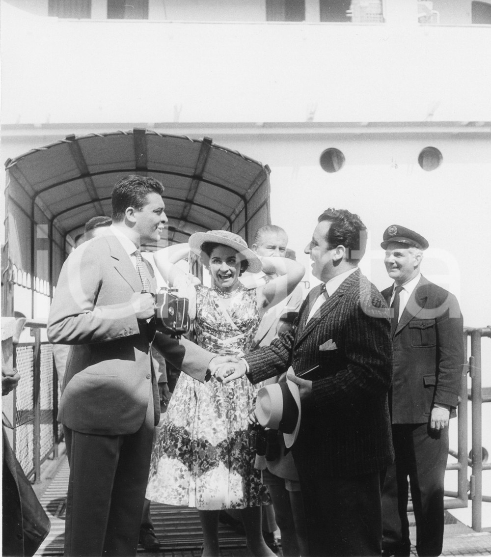 1959 GENOVA Arrivo cantanti Achille TOGLIANI Carlo BERGONZI - Foto vintage 18x20 1959Fotografia vintage rara d'epoca.Timbro archivio Publifoto Genova al verso.FORMATO: 18x20 cm CONDIZIONI: G ICHARTA mette in vendita le stampe vintage della collezione Publifoto Genova, per la maggior parte inedita o in tiratura di pochi esemplari. Si tratta di un'ottima opportunit&agrave; di investimento per i collezionisti di fotografie d'epoca.    originale e autentica 1