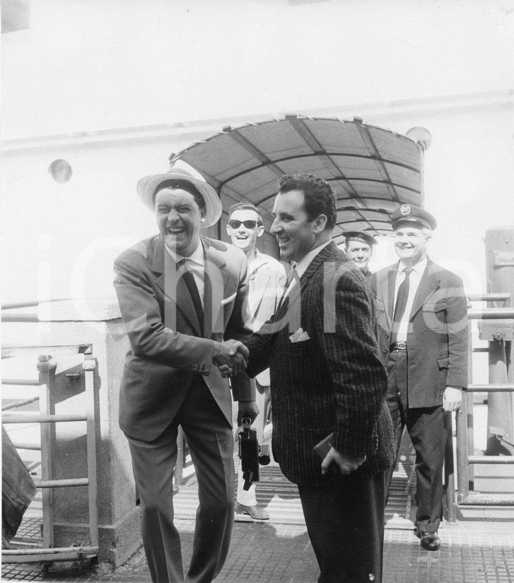 1959 GENOVA Arrivo cantanti Achille TOGLIANI Carlo BERGONZI (2) Foto 18x20 1959Fotografia vintage rara d'epoca.Timbro archivio Publifoto Genova al verso.FORMATO: 18x20 cm CONDIZIONI: G ICHARTA mette in vendita le stampe vintage della collezione Publifoto Genova, per la maggior parte inedita o in tiratura di pochi esemplari. Si tratta di un'ottima opportunit&agrave; di investimento per i collezionisti di fotografie d'epoca.    originale e autentica 1