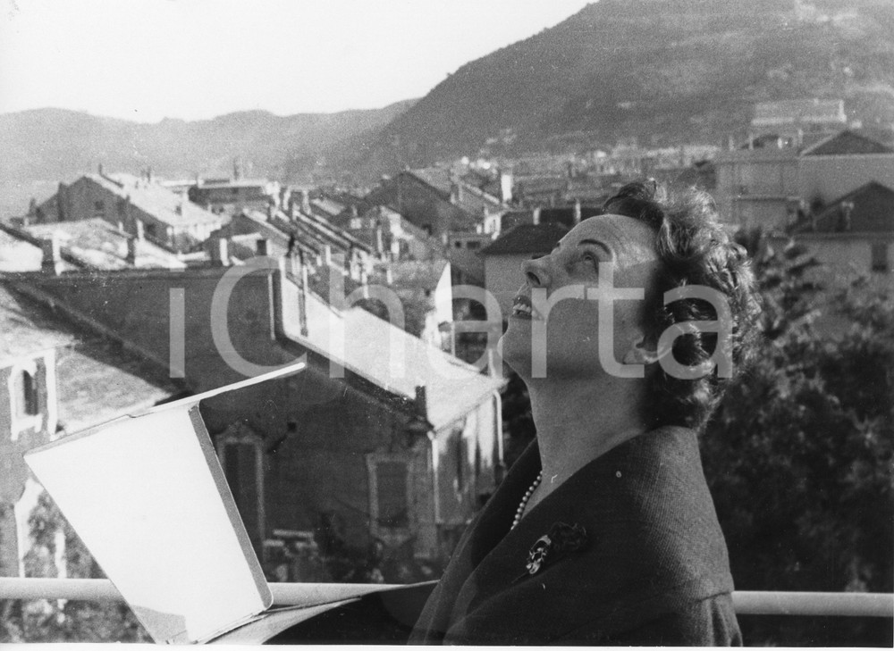 1959 ALASSIO Soprano Magda OLIVERO in vacanza - Ritratto *Foto 24x18 cm 1959Fotografia vintage rara d'epoca.Timbro archivio Publifoto Genova al verso.FORMATO: 24x18 cm CONDIZIONI: FAIR (increspature al lato sinistro e difetti di stampa)ICHARTA mette in vendita le stampe vintage della collezione Publifoto Genova, per la maggior parte inedita o in tiratura di pochi esemplari. Si tratta di un'ottima opportunit&agrave; di investimento per i collezionisti di fotografie d'epoca.    originale e autentica 1