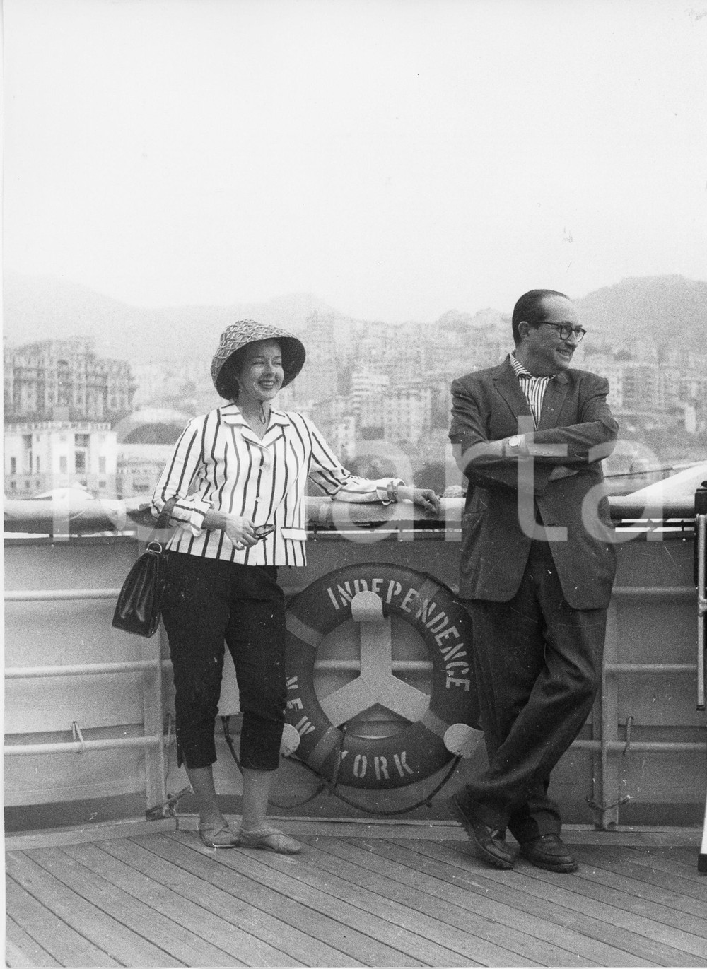 1958 GENOVA M/N INDEPENDENCE Regista Henry KOSTER e moglie Peggy MORAN (1) Foto 1958Fotografia vintage rara d'epoca.Timbro archivio Publifoto Genova al verso.FORMATO: 18x24 cm CONDIZIONI: FAIR (difetti di stampa)ICHARTA mette in vendita le stampe vintage della collezione Publifoto Genova, per la maggior parte inedita o in tiratura di pochi esemplari. Si tratta di un'ottima opportunit&agrave; di investimento per i collezionisti di fotografie d'epoca.    originale e autentica 1