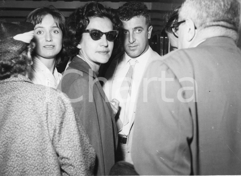 1958 GENOVA TEATRO Compagnia DUSE torna dall'America (1) Foto 24x18 cm 1958Fotografia vintage rara d'epoca.Timbro archivio Publifoto Genova al verso.FORMATO: 24x18 cm CONDIZIONI: FAIR (difetti di stampa)ICHARTA mette in vendita le stampe vintage della collezione Publifoto Genova, per la maggior parte inedita o in tiratura di pochi esemplari. Si tratta di un'ottima opportunit&agrave; di investimento per i collezionisti di fotografie d'epoca.    originale e autentica 1