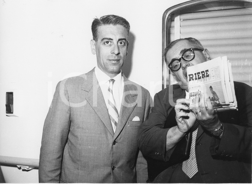 1958 GENOVA TEATRO Compagnia DUSE torna dall'America (2) Foto 24x18 cm 1958Fotografia vintage rara d'epoca.Timbro archivio Publifoto Genova al verso.FORMATO: 24x18 cm CONDIZIONI: FAIR (difetti di stampa)ICHARTA mette in vendita le stampe vintage della collezione Publifoto Genova, per la maggior parte inedita o in tiratura di pochi esemplari. Si tratta di un'ottima opportunit&agrave; di investimento per i collezionisti di fotografie d'epoca.    originale e autentica 1