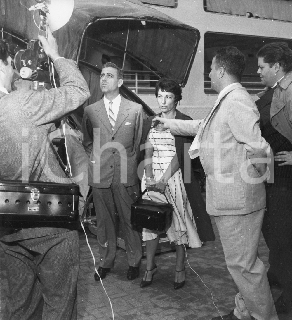 1958 GENOVA TEATRO Compagnia DUSE torna dall'America (3) Foto 18x19 cm 1958Fotografia vintage rara d'epoca.Timbro archivio Publifoto Genova al verso.FORMATO: 18x19 cm CONDIZIONI: FAIR (difetti di stampa)ICHARTA mette in vendita le stampe vintage della collezione Publifoto Genova, per la maggior parte inedita o in tiratura di pochi esemplari. Si tratta di un'ottima opportunit&agrave; di investimento per i collezionisti di fotografie d'epoca.    originale e autentica 1