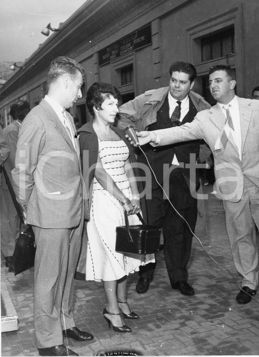 1958 GENOVA TEATRO Compagnia DUSE torna dall'America (4) Foto 18x24 cm 1958Fotografia vintage rara d'epoca.Timbro archivio Publifoto Genova al verso.FORMATO: 18x24 cm CONDIZIONI: FAIR (evidenti difetti di stampa)ICHARTA mette in vendita le stampe vintage della collezione Publifoto Genova, per la maggior parte inedita o in tiratura di pochi esemplari. Si tratta di un'ottima opportunit&agrave; di investimento per i collezionisti di fotografie d'epoca.    originale e autentica 1