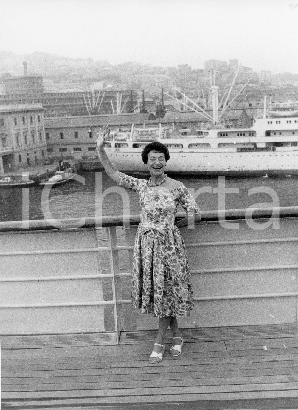 1958 GENOVA Scrittrice Jean STAFFORD sul ponte di una nave - Foto 18x24 1958Fotografia vintage rara d'epoca.Timbro archivio Publifoto Genova al verso.FORMATO: 18x24 cm CONDIZIONI: FAIR (lievi increspature e difetti di stampa)ICHARTA mette in vendita le stampe vintage della collezione Publifoto Genova, per la maggior parte inedita o in tiratura di pochi esemplari. Si tratta di un'ottima opportunit&agrave; di investimento per i collezionisti di fotografie d'epoca.    originale e autentica 1