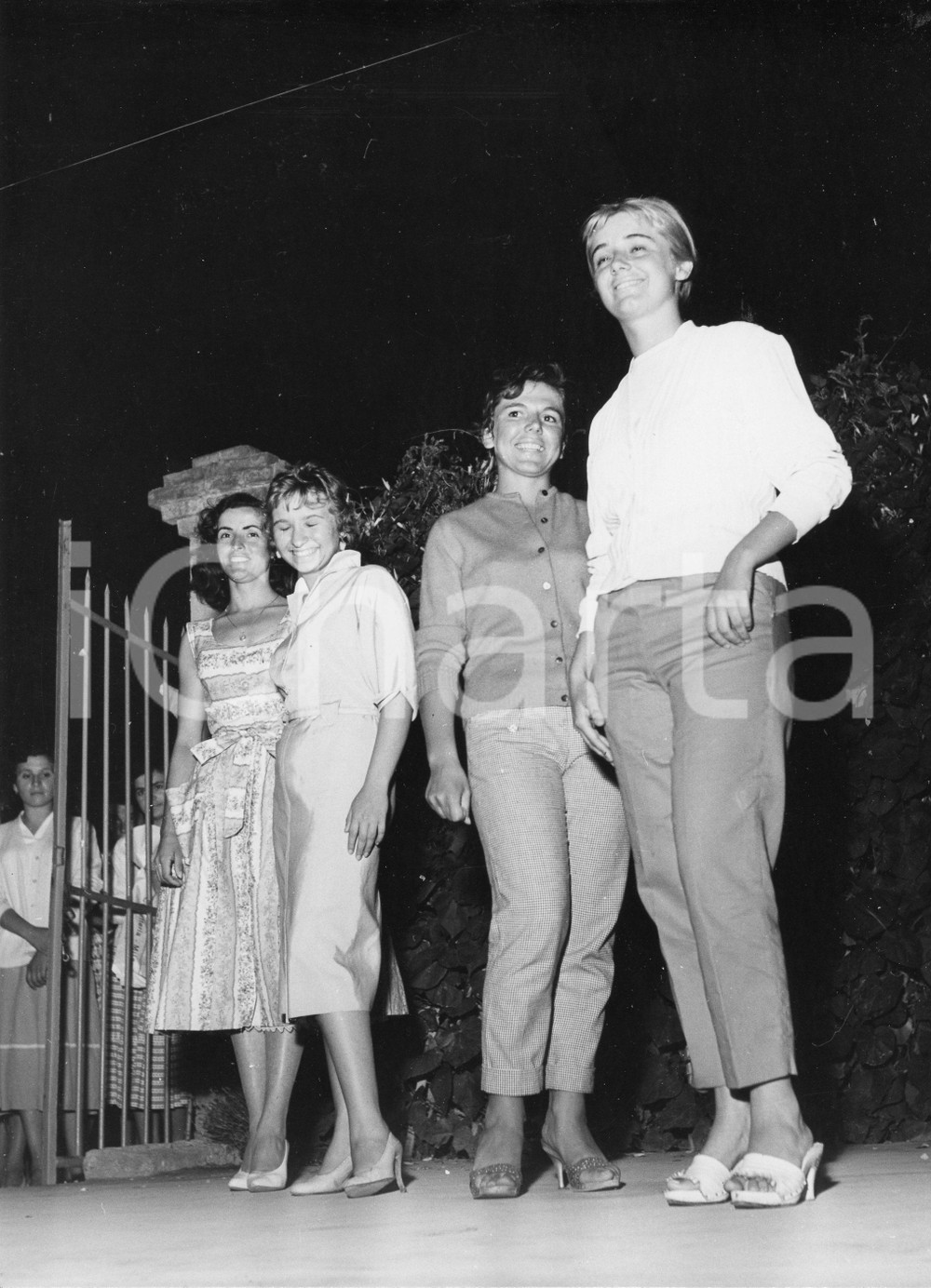 1958 GENOVA Elezione di Miss FIORE RIVIERA (1) - Foto 18x24 cm 1958Fotografia vintage rara d'epoca.Timbro archivio Publifoto Genova al verso.FORMATO: 18x24 cm CONDIZIONI: FAIR (difetti di stampa)ICHARTA mette in vendita le stampe vintage della collezione Publifoto Genova, per la maggior parte inedita o in tiratura di pochi esemplari. Si tratta di un'ottima opportunit&agrave; di investimento per i collezionisti di fotografie d'epoca.    originale e autentica 1