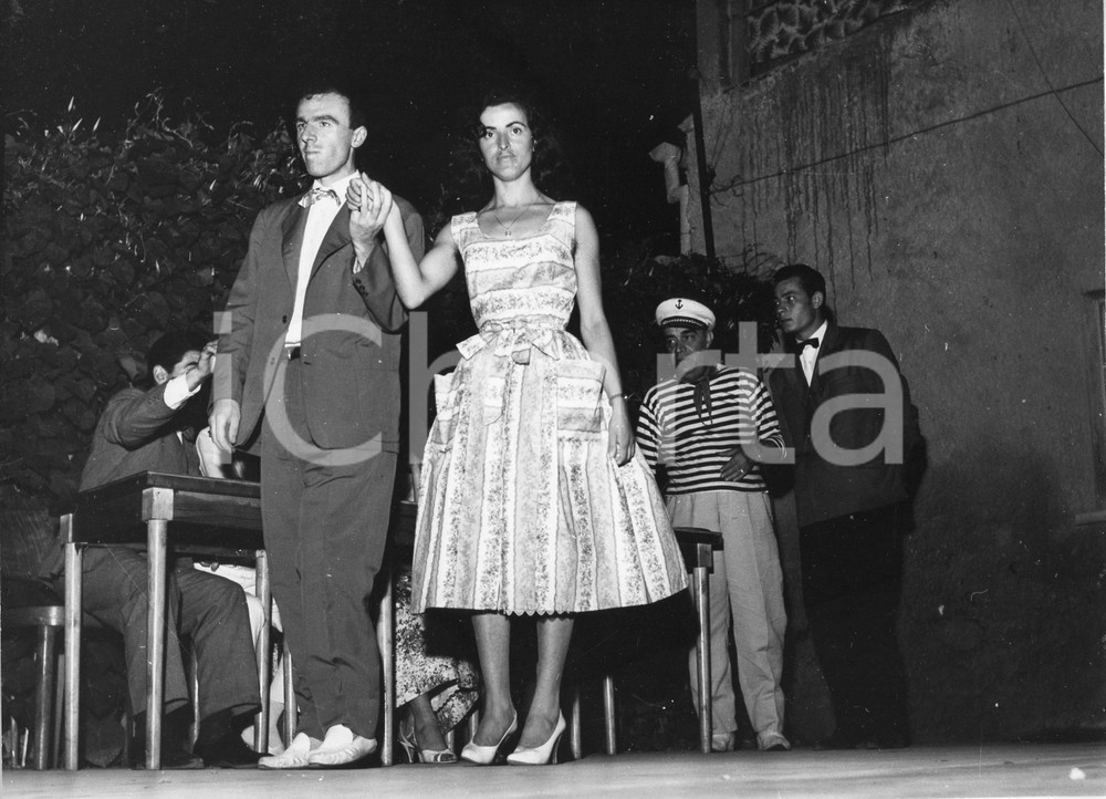 1958 GENOVA Elezione di Miss FIORE RIVIERA (2) - Foto vintage 24x18 cm 1958Fotografia vintage rara d'epoca.Timbro archivio Publifoto Genova al verso.FORMATO: 24x18 cm CONDIZIONI: FAIR (difetti di stampa)ICHARTA mette in vendita le stampe vintage della collezione Publifoto Genova, per la maggior parte inedita o in tiratura di pochi esemplari. Si tratta di un'ottima opportunit&agrave; di investimento per i collezionisti di fotografie d'epoca.    originale e autentica 1