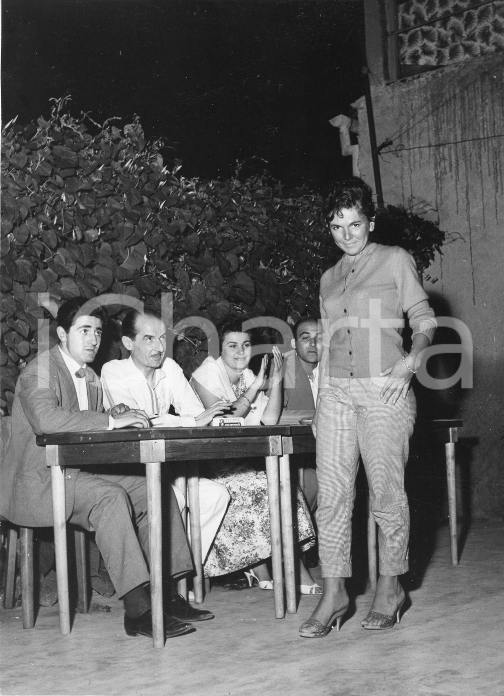 1958 GENOVA Elezione di Miss FIORE RIVIERA (6) - Foto vintage 18x24 cm 1958Fotografia vintage rara d'epoca.Timbro archivio Publifoto Genova al verso.FORMATO: 18x24 cm CONDIZIONI: FAIR (increspature marginali e difetti di stampa)ICHARTA mette in vendita le stampe vintage della collezione Publifoto Genova, per la maggior parte inedita o in tiratura di pochi esemplari. Si tratta di un'ottima opportunit&agrave; di investimento per i collezionisti di fotografie d'epoca.    originale e autentica 1