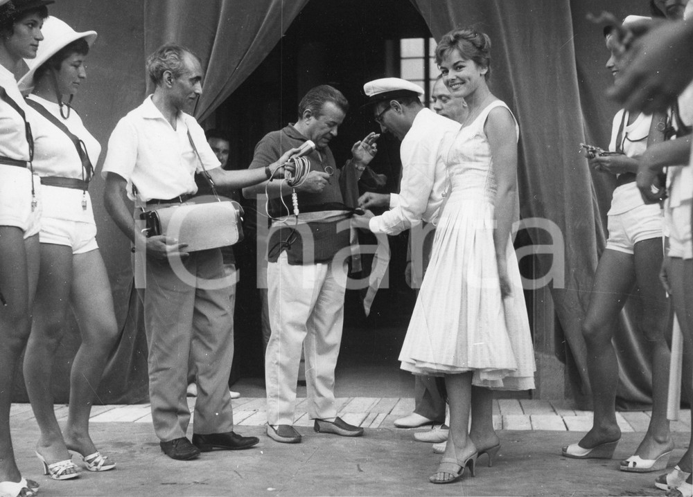 1958 ALASSIO Elezione MISS MURETTO - Interviste (2) Foto vintage 24x18 cm 1958Fotografia vintage rara d'epoca.Timbro archivio Publifoto Genova al verso.FORMATO: 24x18 cm CONDIZIONI: FAIR (difetti di stampa)ICHARTA mette in vendita le stampe vintage della collezione Publifoto Genova, per la maggior parte inedita o in tiratura di pochi esemplari. Si tratta di un'ottima opportunit&agrave; di investimento per i collezionisti di fotografie d'epoca.    originale e autentica 1