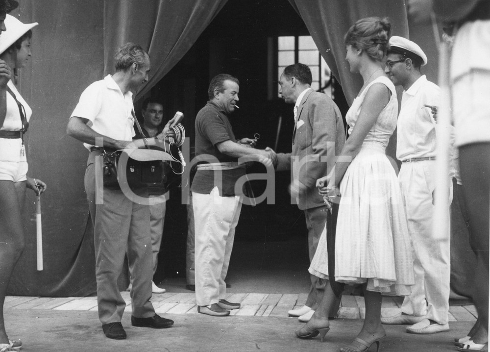 1958 ALASSIO Elezione MISS MURETTO - Interviste (3) Foto vintage 24x18 cm 1958Fotografia vintage rara d'epoca.Timbro archivio Publifoto Genova al verso.FORMATO: 24x18 cm CONDIZIONI: FAIR (difetti di stampa)ICHARTA mette in vendita le stampe vintage della collezione Publifoto Genova, per la maggior parte inedita o in tiratura di pochi esemplari. Si tratta di un'ottima opportunit&agrave; di investimento per i collezionisti di fotografie d'epoca.    originale e autentica 1