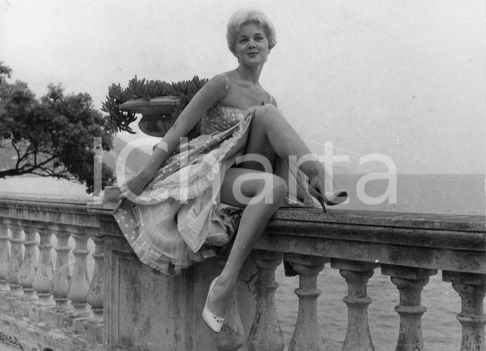 1958 RAPALLO Attrice Colette RICARD posa su balconata - Foto 24x18 cm 1958Fotografia vintage rara d'epoca.Timbro archivio Publifoto Genova al verso.FORMATO: 24x18 cm CONDIZIONI: FAIR (evidenti difetti di stampa)ICHARTA mette in vendita le stampe vintage della collezione Publifoto Genova, per la maggior parte inedita o in tiratura di pochi esemplari. Si tratta di un'ottima opportunit&agrave; di investimento per i collezionisti di fotografie d'epoca.    originale e autentica 1